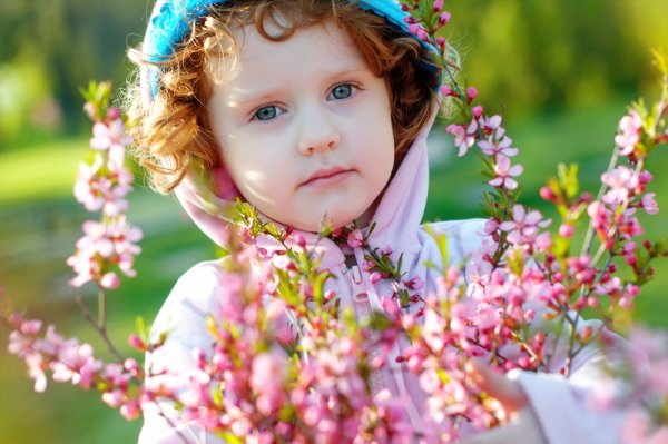 Красивые дети весной