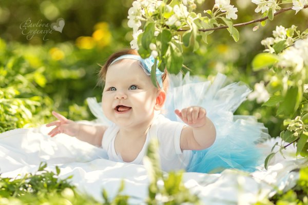 Девочка в платье сидит