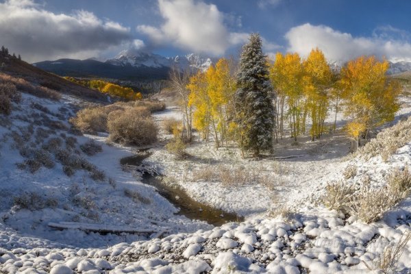 Снег на берегу реки