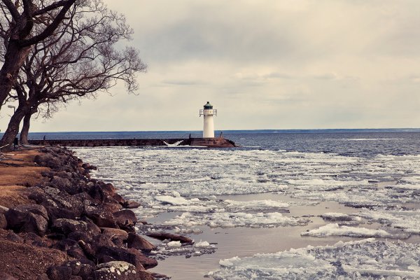 Море весной
