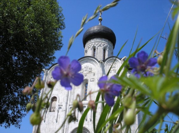 Храм весной