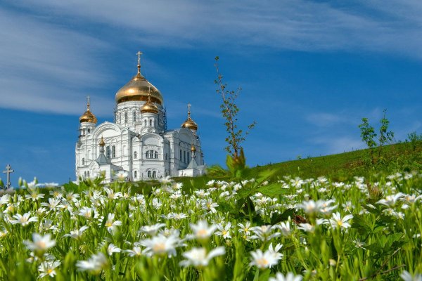 Храм голубые купола Весна
