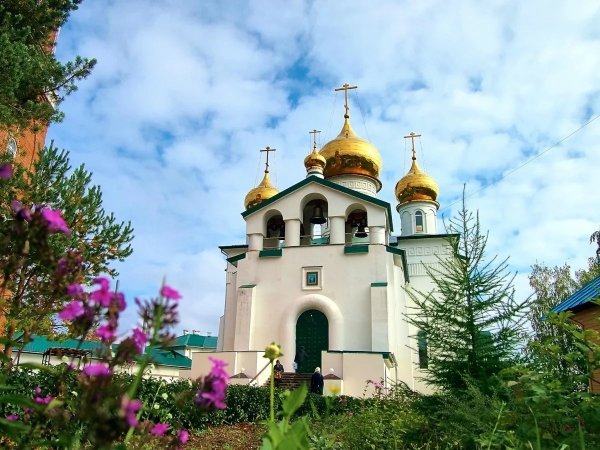 Храм Воскресения Христова в России весной