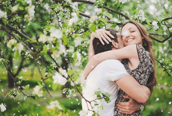 Влюбленные в цветущем саду