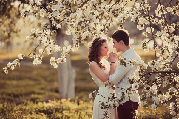 Влюбленные в весеннем саду