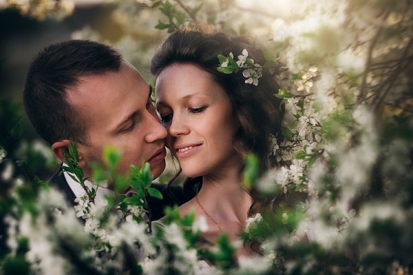 Двое в цветущем саду