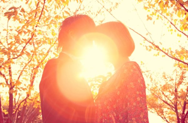 Мужчина и женщина в лучах солнца