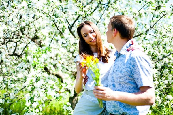 Мужчина в весеннем саду