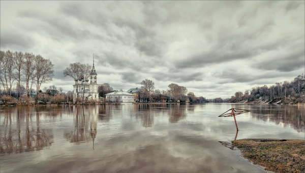 Пасмурный весенний день