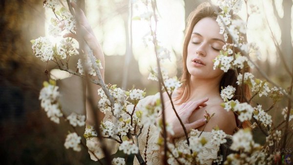 Женщина зимой грустит