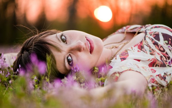 Женщина в саду ранней весной