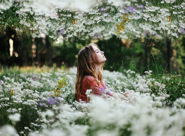 Женщина в цветущем саду