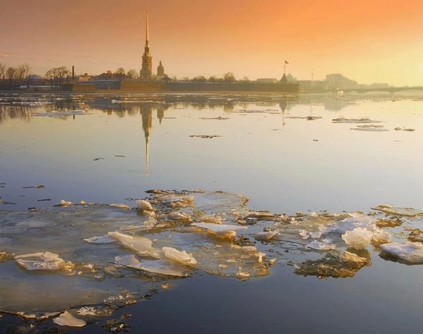 Исаакиевский собор в Санкт-Петербурге весной