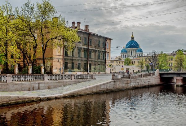 Казанский собор в Санкт-Петербурге с цветами