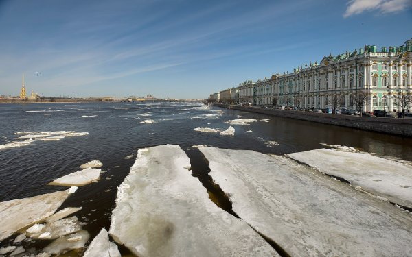 Михайловский сад в Санкт-Петербурге весной