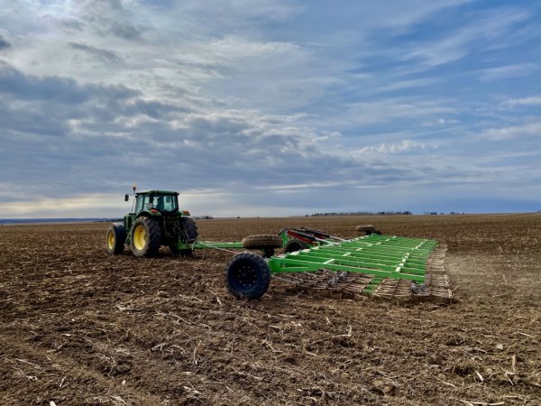 Т 150 зеленый боронит поле