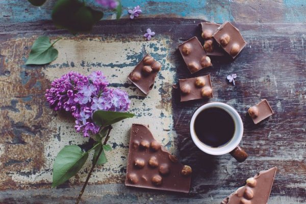 Чашка кофе с конфетами