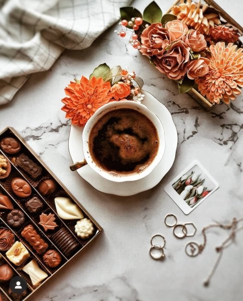 Желтые тюльпаны и кофе