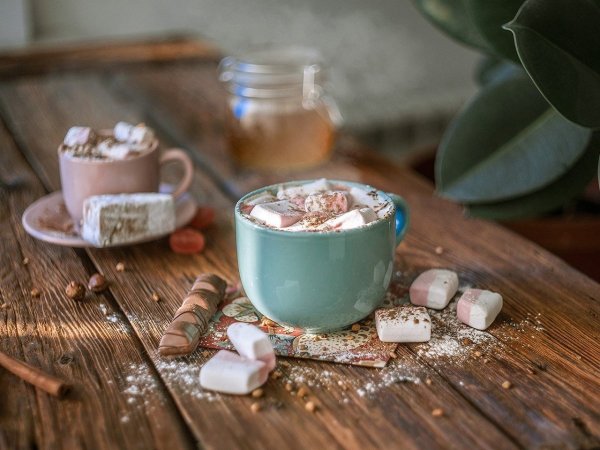 Чашка кофе на столе