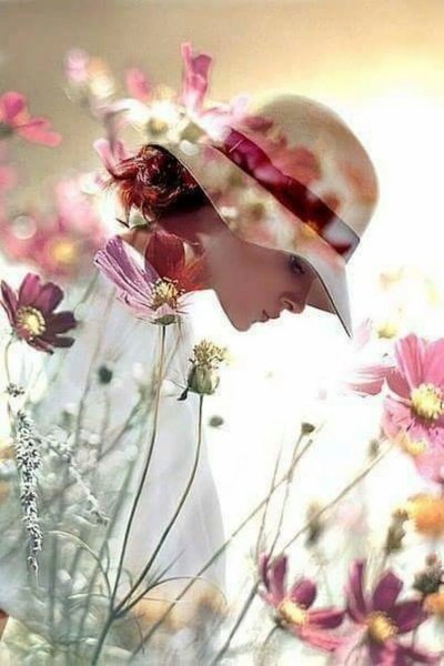 Девушка зимой с букетом цветов