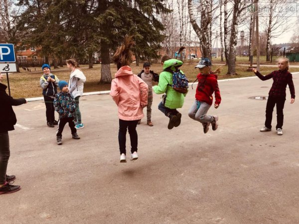 Ребенок запускает кораблик в луже