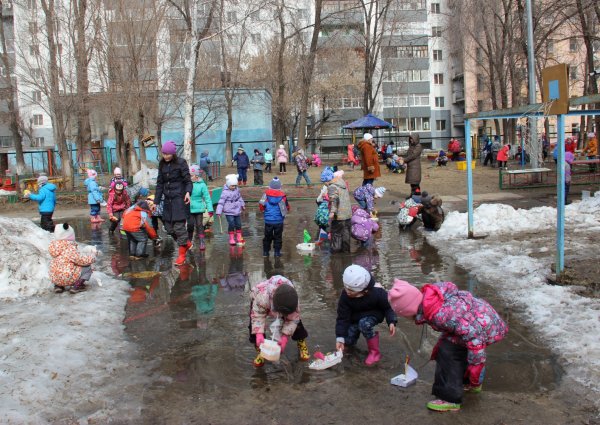Дошкольники на прогулке