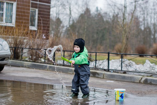 Дети на прогулке в детском саду весной