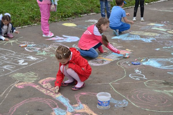 Дети весной на улице