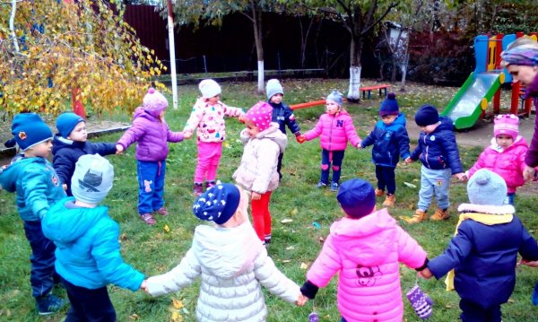 Дети прыгают по лужам