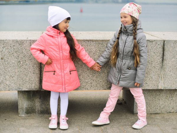 Дети на прогулке весной