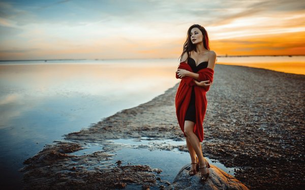 Девушки на природе и на море