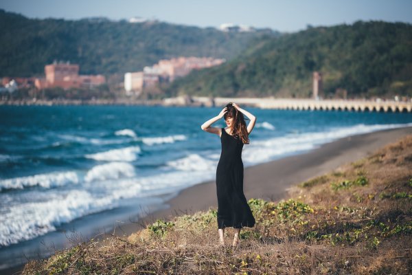 Позы на море в платье