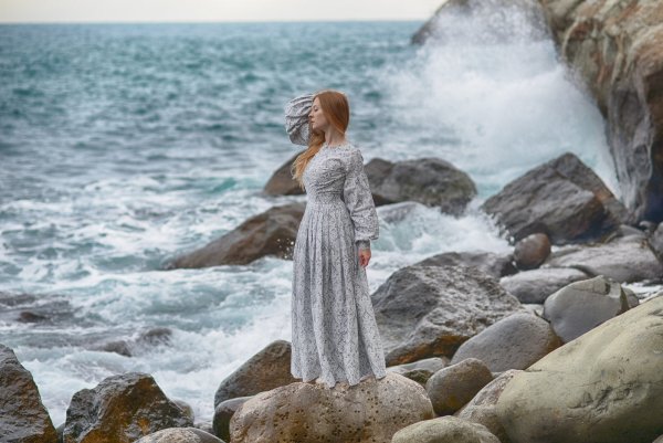 Девушка на берегу