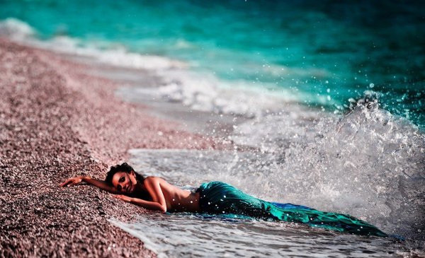 Девушка лежит на море