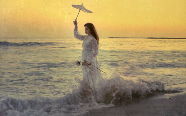 Морской рассвет с девушкой