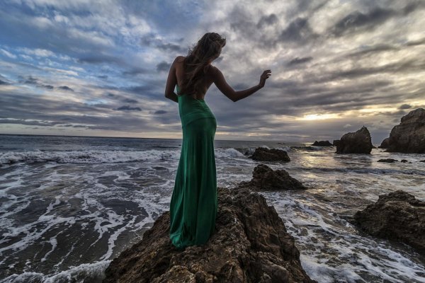 Фотосессия на море в длинном платье