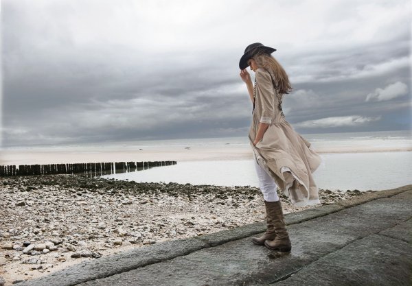 Фотосессия на берегу моря осенью