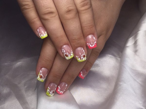 Маникюр френч с ромашками