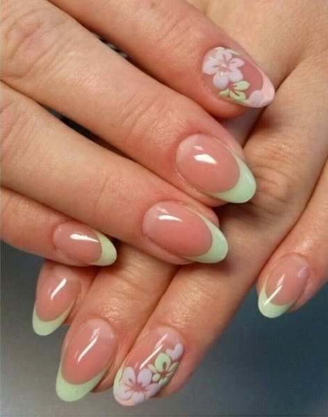 Французский маникюр с цветами