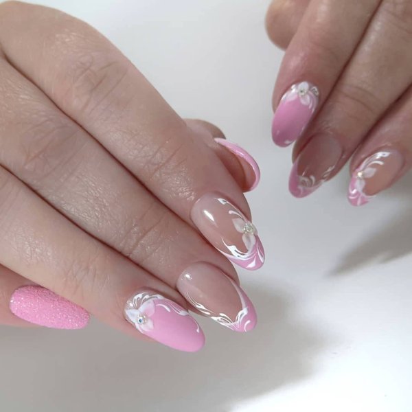 Маникюр френч розовый