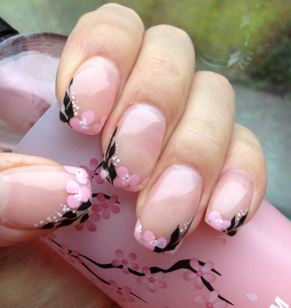 Стилизованный френч на ногтях