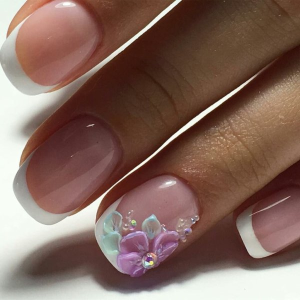Французский маникюр с цветами