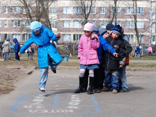 Школьники на прогулке