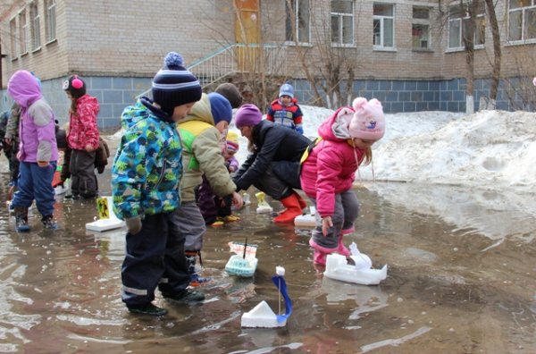 Весенние забавы детей