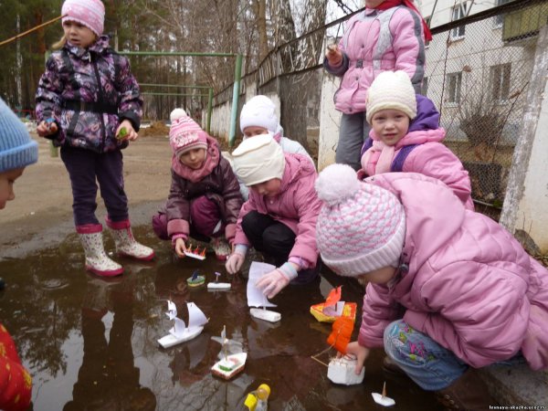 Ребенок в луже
