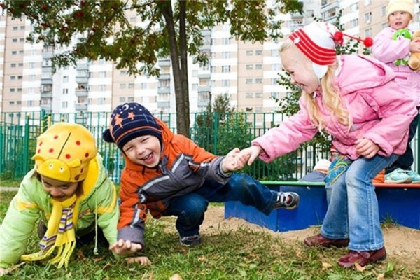 Дети бегают по лужам