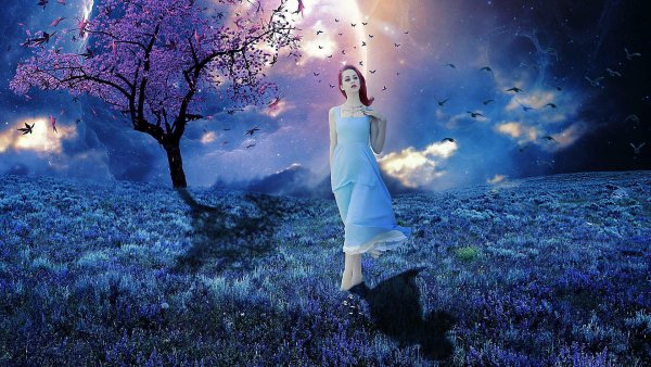 Девушка с планетами на природе