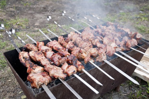 Шашлык на мангале на природе