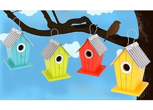 Дети вешают скворечник