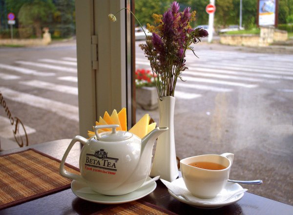 Чашка на окне